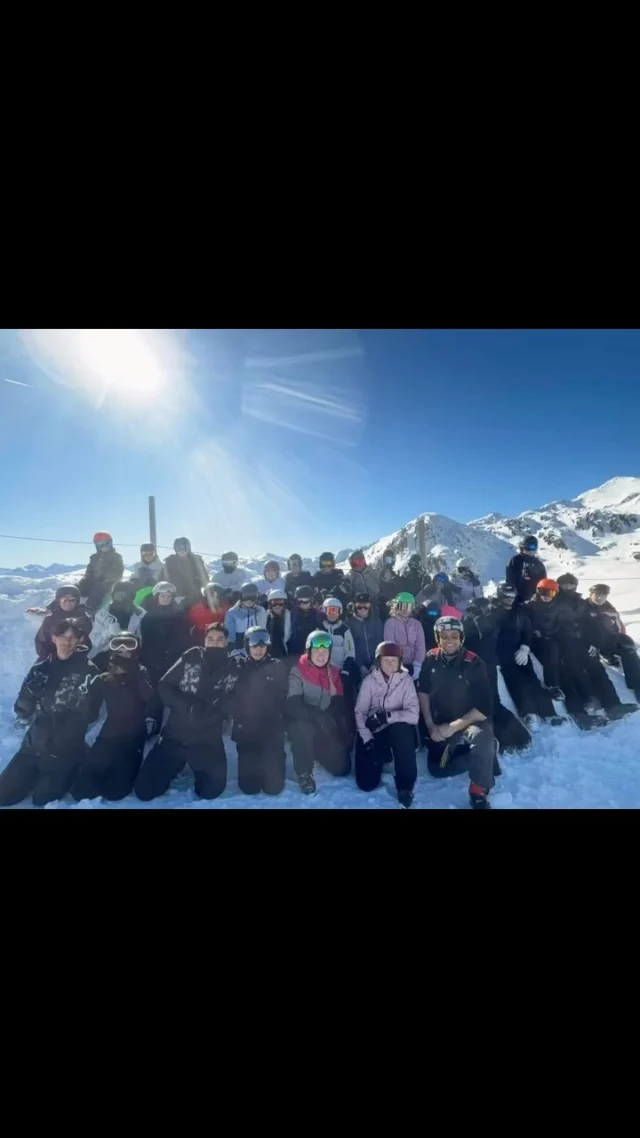 Welcome back! ❄️ 
Insgesamt 40 Schülerinnen und Schüler sowie vier Lehrkräfte der LTS verbrachten eine unvergessliche Woche im Zillertal. Trotz anfänglicher organisatorischer Schwierigkeiten in der Unterkunft entwickelte sich die Skifahrt schnell zu einem echten Abenteuer.
Ob Anfänger oder Profi, ob Tiefschnee oder Sonnenskilauf – für jeden war etwas dabei. Auf und neben der Piste sammelten die Teilnehmenden unzählige Eindrücke und Erlebnisse. Besonders spürbar war, wie die Gruppe im Laufe der Woche immer enger zusammenwuchs.
Neben den sportlichen Highlights sorgten auch die gemeinsamen Abende für besondere Momente. Der Besuch der Postalm sowie die traditionelle Skitaufe am letzten Abend werden allen sicherlich noch lange in Erinnerung bleiben.
Selbst ein kaputter Bus auf der Rückfahrt konnte die gute Stimmung nicht trüben.
Die Lehrkräfte der LTS bedanken sich herzlich bei allen Schülerinnen und Schülern für diese großartige Woche und freuen sich schon jetzt auf die nächste Skifahrt im kommenden Jahr.