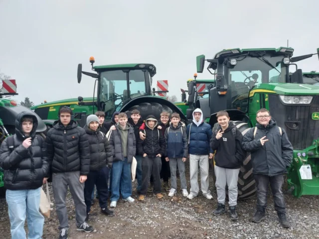 BERUFSORIENTIERUNG 🚜
Vor kurzem hat der 8. Jahrgang im Zuge der Berufsorientierung an Betriebserkundungen teilgenommen. Eine Gruppe Schüler war in Groß Munzel bei LVD Krone. Nachdem uns das Unternehmen und die Ausbildungsberufe vorgestellt wurden, erhielten wir spannende Einblicke in die  Arbeitsbereiche Lager, Verkauf und Werkstatt.
Wir sagen danke!