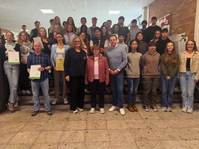 Wir haben gewonnen 🙌 

Die Lisa-Tetzner-Schule hat erfolgreich an einem Projekt zur Antisemitismus-Prävention teilgenommen. Um Aufklärung und Erinnerungsarbeit in die Lebenswelt junger Menschen zu bringen, haben die Schülerinnen und Schüler einen eigenen Instagram-Account ins Leben gerufen. Mit kreativen Beiträgen setzen sie dort ein klares Zeichen für Toleranz und gegen Ausgrenzung.

Großzügige Förderung und Dank 🥳🍀

Für die Umsetzung des Projekts erhielt die Schule eine Förderung in Höhe von 400 Euro von der Siegfried-Lehmann-Stiftung.
Die gesamte Schulgemeinschaft bedankt sich von ganzem Herzen bei der Siegfried-Lehmann-Stiftung für die finanzielle Unterstützung sowie bei der Stadt Barsinghausen für die großartige Begleitung.
Schaut gerne auf unserem neuen Instagram-Account vorbei und unterstützt die Arbeit der Schülerinnen und Schüler! @lisa_tetzner2026