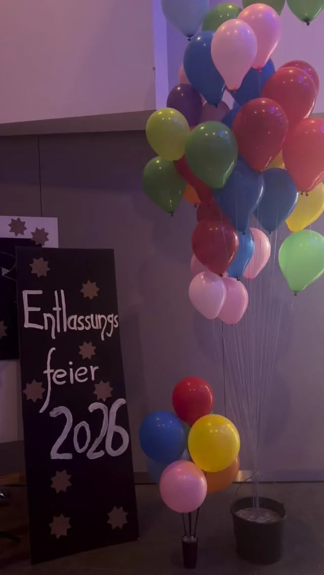 Liebe Abschlussklassen 10a, 10b und 10c,
es ist geschafft! Der Tag, auf den ihr so lange hingearbeitet habt, ist endlich da.
Hinter euch liegen Jahre, in denen ihr nicht nur die Schulbank gedrückt, sondern auch echten Kampfgeist bewiesen habt. Ihr habt unzählige Seiten geschrieben, über kniffligen Aufgaben gebrütet, für Prüfungen gebüffelt und dabei auch gelernt, was Zusammenhalt bedeutet. Ihr habt gelacht, gestritten, gefeiert und vor allem: Ihr seid an den Herausforderungen gewachsen.
Ihr habt gelernt, gekämpft und durchgehalten – darauf könnt ihr verdammt stolz sein!

Jetzt öffnet sich das nächste Kapitel. Egal, ob es für euch in die Ausbildung, aufs Gymnasium oder in ein ganz neues Abenteuer geht: Ihr habt das Werkzeug nun in der Hand. Macht das Beste aus eurem weiteren Lebensweg!Glaubt an eure Fähigkeiten, bleibt neugierig und geht euren eigenen Pfad mit Mut und Zuversicht.
Wir lassen euch mit einem lachenden und einem weinenden Auge ziehen und wünschen den Klassen 10a, 10b und 10c von ganzem Herzen alles, alles Gute für eure Zukunft! Ihr könnt alles schaffen, denn IHR SEID GUT GENUG! #abschluss #entlassung