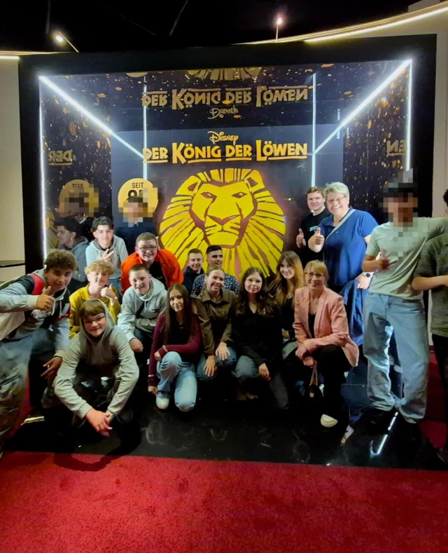 Klassenfahrt der 8c nach Hamburg 🚢
Highlights waren das Musical „König der Löwen“, eine Bootsfahrt durch den Hafen, der alte Elbtunnel und der beeindruckende Ausblick von der Plaza der Elbphilharmonie. 🦁⚓🏙️
Eine tolle Reise mit vielen gemeinsamen Erlebnissen! 💙

#Klassenfahrt #8c #Hamburg #KönigDerLöwen #Elbphilharmonie