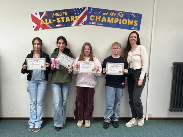 Letzte Woche fand die Siegerehrung des „The Big Challenge” Englisch Wettbewerbs an der LTS statt. 🇬🇧 
Im März haben über 60 Schüler*innen der 5.-8. Klasse an dem Wettbewerb teilgenommen und ihre Englischkenntnisse unter Beweis gestellt. 
Wir gratulieren allen Teilnehmenden🏅und hoffen, dass wir für nächstes Jahr noch mehr Schüler*innen motivieren können an der „big challenge“ teilzunehmen. 
#thebigchallenge #englischwettbewerb