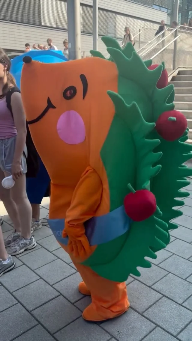 Heute ging es für einige unserer Klassen nach Hannover zur IdeenExpo! Trotz der großen Hitze war die Stimmung super und es gab unglaublich viel zu entdecken.
An den vielen Firmenständen konnten wir uns sowohl theoretisch als auch praktisch voll ausprobieren. Vom Tüfteln bis zum Anpacken war alles dabei. Ein schweißtreibender, aber rundum gelungener Ausflug voller neuer Eindrücke für unsere Zukunft!
📸 Hier sind ein paar Eindrücke von unserem Tag…