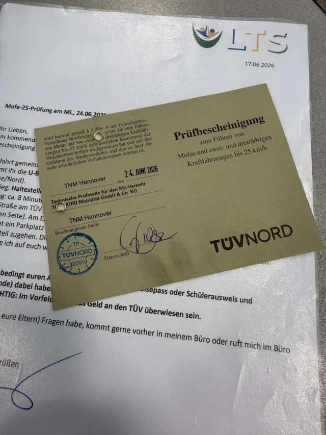 Einige Schüler*innen der LTS und des HAG haben heute erfolgreich ihre Mofa-Prüfung abgelegt.