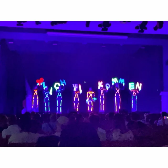 Willkommen im Universum der Lisa-Tetzner-Oberschule! 🚀🪐
Ein neuer Lebensabschnitt beginnt und heute startet eure ganz persönliche Raumfahrt in die 5. Klasse!
Unter dem Motto „Planeten“ haben wir euch heute an der Lisa-Tetzner-Oberschule willkommen geheißen. Und das aus gutem Grund: Jeder von euch ist wie ein eigener Planet – einzigartig, voller Geheimnisse, mit ganz eigenen Farben, Talenten und Umlaufbahnen.
Eure Reise durch das Schuluniversum an eurer neuen Schule werdet ihr in den kommenden Jahren viel Neues entdecken:
-Gemeinschaft: Wie Planeten in einem Sonnensystem haltet ihr zusammen und zieht an einem Strang.
-Erkenntnisse: Ihr werdet neue Galaxien des Wissens erforschen. Von Naturwissenschaften bis hin zu Sprachen und Kunst.
 -Anpassungskraft: Manch ein Tag wird sonnig und hell sein, an anderen müsst ihr vielleicht kleine Meteoritenstürme (wie schwere Klassenarbeiten) gemeinsam meistern.
Eure Lehrerinnen und Lehrer begleiten euch dabei als erfahrene Schul-Astronauten, und eure Mitschülerinnen und Mitschüler sind die Crew, auf die ihr euch verlassen könnt.
Liebe Fünftklässlerinnen und Fünftklässler:
Bringt eure Neugier mit, lasst euer Licht strahlen und habt keine Angst vor dem Unbekannten. Das gesamte Team und die Schulgemeinschaft der Lisa-Tetzner-Oberschule freuen sich riesig darauf, euch auf dieser spannenden Reise zu begleiten!

Guten Start und einen guten Flug in eure Schulzeit an der Lisa-Tetzner-Oberschule! ✨