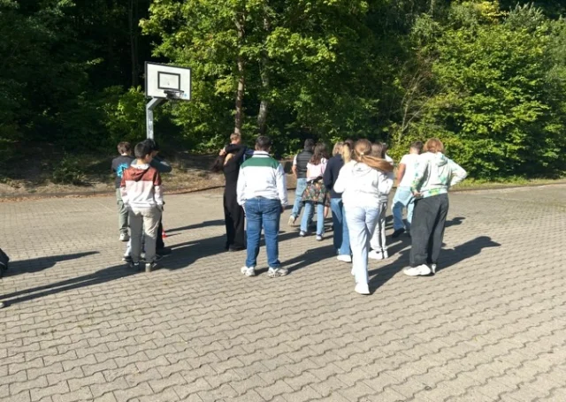 Spielend machen wir uns stark! 💪

Zwei Tage lang stand für unseren 7. Jahrgang nicht Mathe, Deutsch oder Englisch, sondern die Klassengemeinschaft im Mittelpunkt.

Beim Sozialtraining „Spielend machen wir uns stark“ ging es darum, Vertrauen aufzubauen, gemeinsam Herausforderungen zu meistern, Ängste zu überwinden und als Team zusammenzuwachsen.

Am ersten Projekttag stärkten die Klassen bei verschiedenen interaktiven Gruppenspielen ihre Zusammenarbeit und ihr gegenseitiges Vertrauen. Am zweiten Tag wartete ein großes Abenteuerspiel mit sechs Stationen auf dem Schulgelände. Hier waren Teamgeist, Kommunikation, Geschick und vor allem gute Zusammenarbeit gefragt. 🕸️🥚🤝

Denn schnell wurde klar: Viele Herausforderungen schafft man gemeinsam einfach besser! 💙

#Sozialtraining #SpielendMachenWirUnsStark #Teamwork #Klassengemeinschaft #GemeinsamStark