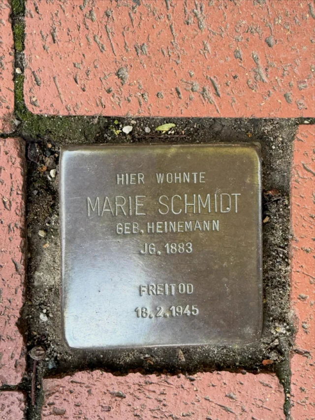 Geschichte hautnah erleben. 🕯️✨
Unsere Schülerinnen und Schüler des Wahlpflichtkurses in Klasse 6 haben heute Stolpersteine besucht und die Schicksale dahinter kennengelernt. Was wir heute vor allem mitnehmen: Frieden ist keine Selbstverständlichkeit. Wir stehen gemeinsam für ein Miteinander ohne Ausgrenzung ein! 🤝🕊️