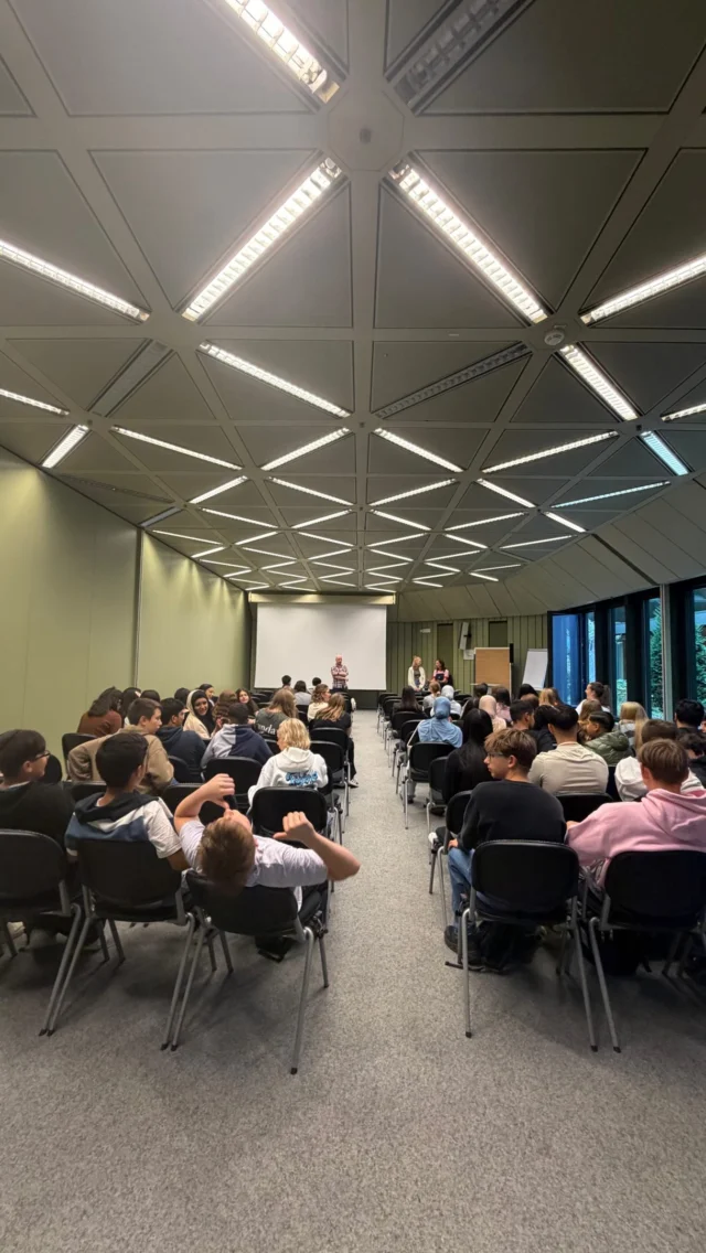 Heute ging es für unseren 8. Jahrgang ins Berufsinformationszentrum (BIZ) der Agentur für Arbeit! 🚀

Wir haben super viel für unser anstehendes Praktikum mitgenommen: Von nützlichen Tipps für die perfekte Bewerbung bis hin zu einer riesigen Auswahl an verschiedenen Berufen, die wir entdecken konnten. Jetzt sind wir bestens vorbereitet und freuen uns darauf, erste Erfahrungen in der Arbeitswelt zu sammeln!
#school #job #teamwork