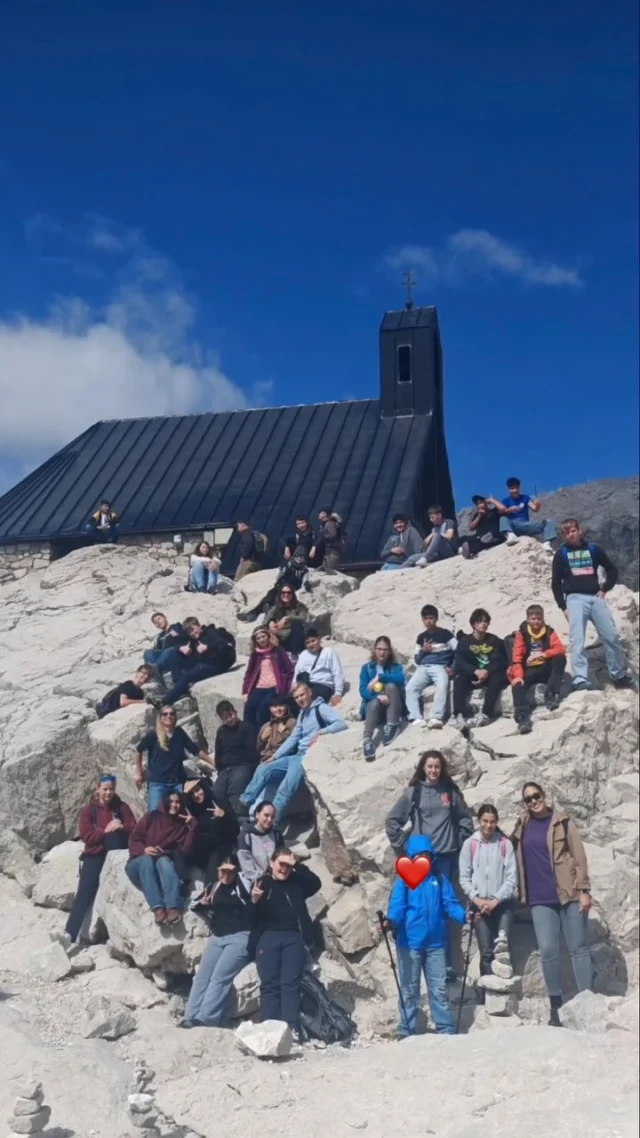 Die 8a und die 8b waren gemeinsam auf Klassenfahrt in Garmisch-Partenkirchen. Wir haben die beeindruckende Alpspitze besucht und sind ihren Weg sogar gemeinsam hinuntergewandert. Auf der Zugspitze standen wir am höchsten Punkt Deutschlands und konnten direkt über die Grenze nach Österreich blicken. Anschließend haben wir uns am wunderschönen Eibsee beim Schwimmen abgekühlt. Es war eine rundum schöne und unvergessliche Zeit als Gemeinschaft. ⛰️ ☀️ #school #class #eibsee #zugspitze