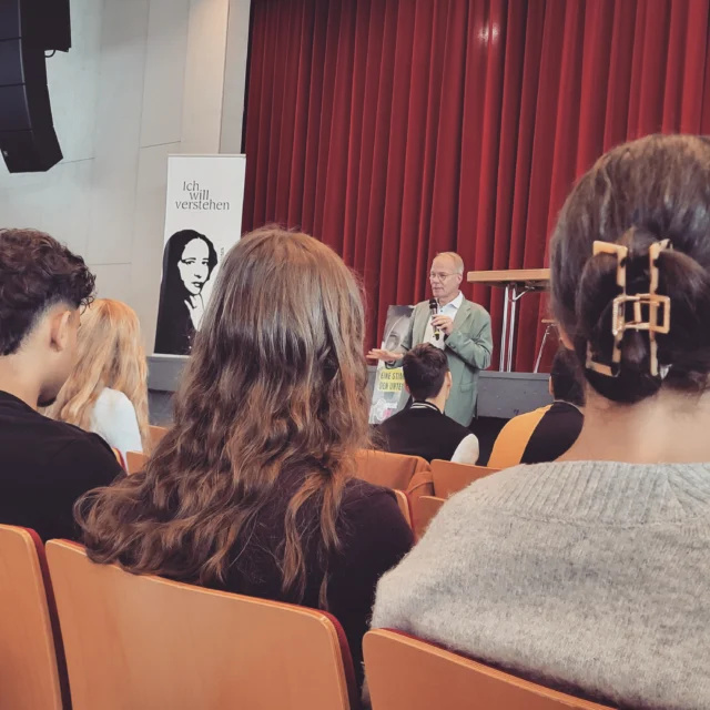 Heute war @matthiasmiersch, Bundestagsabgeordneter unseres Wahlkreises und Vorsitzender der SPD-Bundestagsfraktion, im Schulzentrum am Spalterhals zu Gast.
Im Rahmen des Projekts „How to: speak up!“ nutzten unsere Schülerinnen und Schüler die Gelegenheit, mit ihm direkt in den politischen Diskurs zu treten. Es wurde gefragt, diskutiert und offen über aktuelle politische und gesellschaftliche Themen gesprochen.
Eine großartige Veranstaltung, die gezeigt hat, wie wichtig der direkte Austausch zwischen jungen Menschen und Politik ist. Vielen Dank für den Besuch und den spannenden Dialog! 🙌 Fotos: S. Sell / HAG
#LisaTetznerSchule #HowToSpeakUp #PolitischeBildung #Demokratie #SchülerStimmen #Barsinghausen #Spalterhals